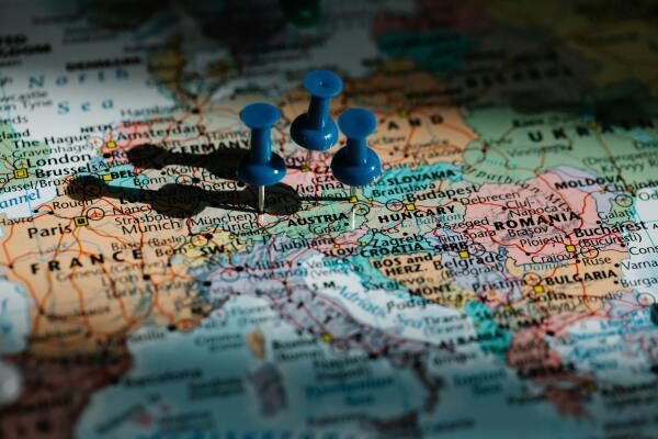 duimspijkers om een kaart van Europa